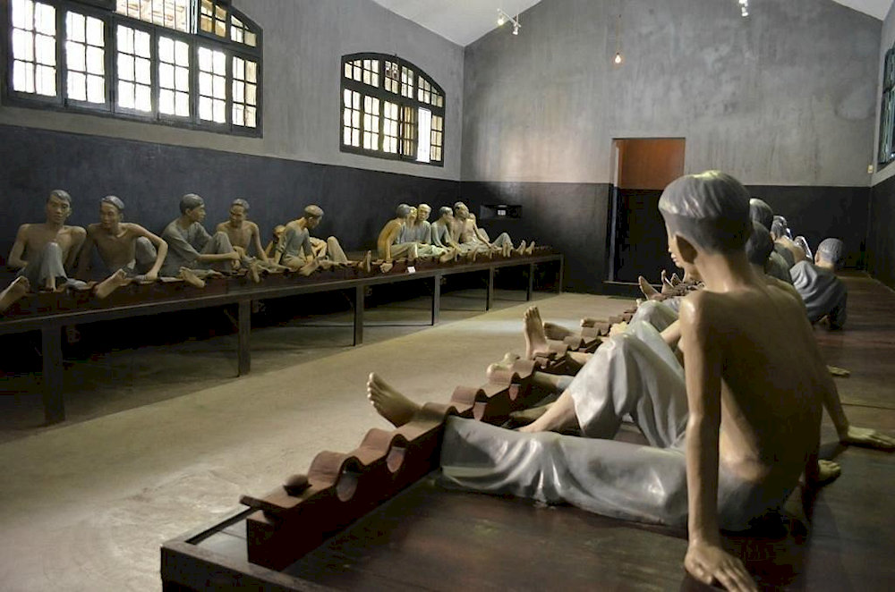 Haunting prison cells with life-sized figures portraying the brutal conditions endured by revolutionary soldiers